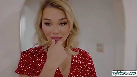 Cute blonde wants to get fucked in anal deep throat