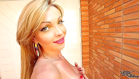 Amateur blonde shemale gets fucked in the car wash