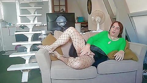 French redhead in sexy shorts makes her wet pussy hot